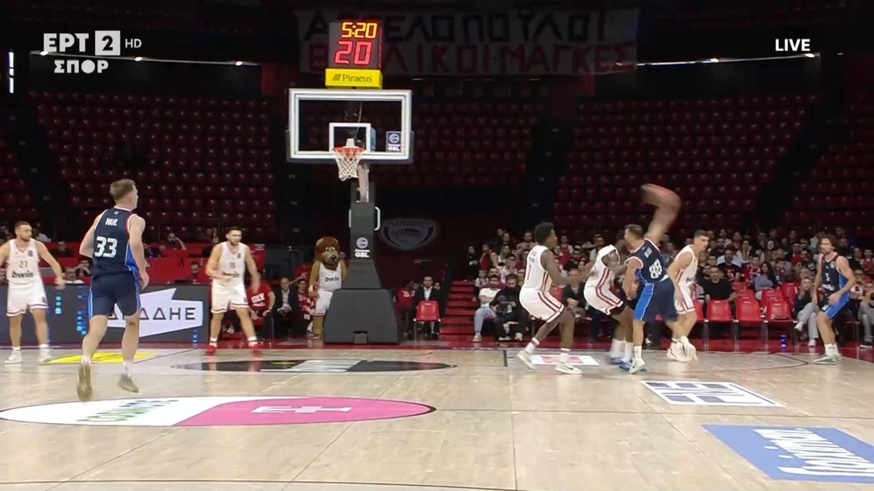 Μια ξεχωριστή στιγμή στην αναμέτρηση Ολυμπιακού και Πανιωνίου