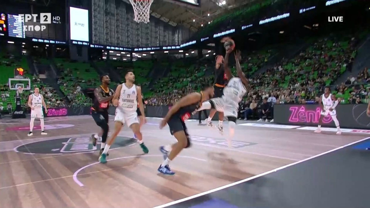 Ένα εντυπωσιακό στοπ του ΜακΚάλουμ στον Γκραντ στο ματς Παναθηναϊκός Προμηθέας