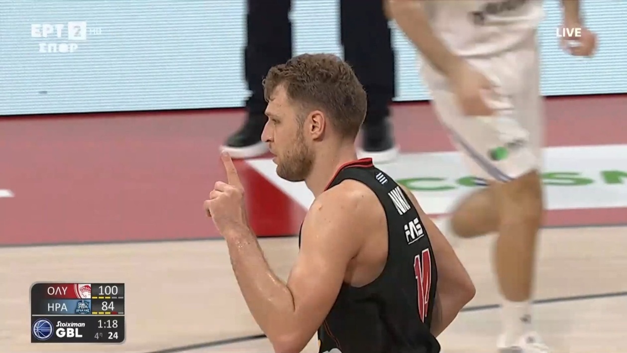 Ο Ολυμπιακός έφτασε τους 100 πόντους χάρη στο καλάθι του Βεζένκοφ