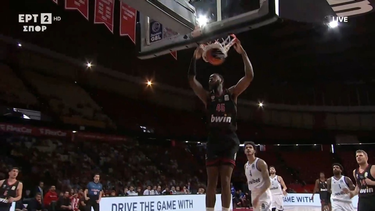 Ο Χολ κυριάρχησε και στα δύο καλάθια