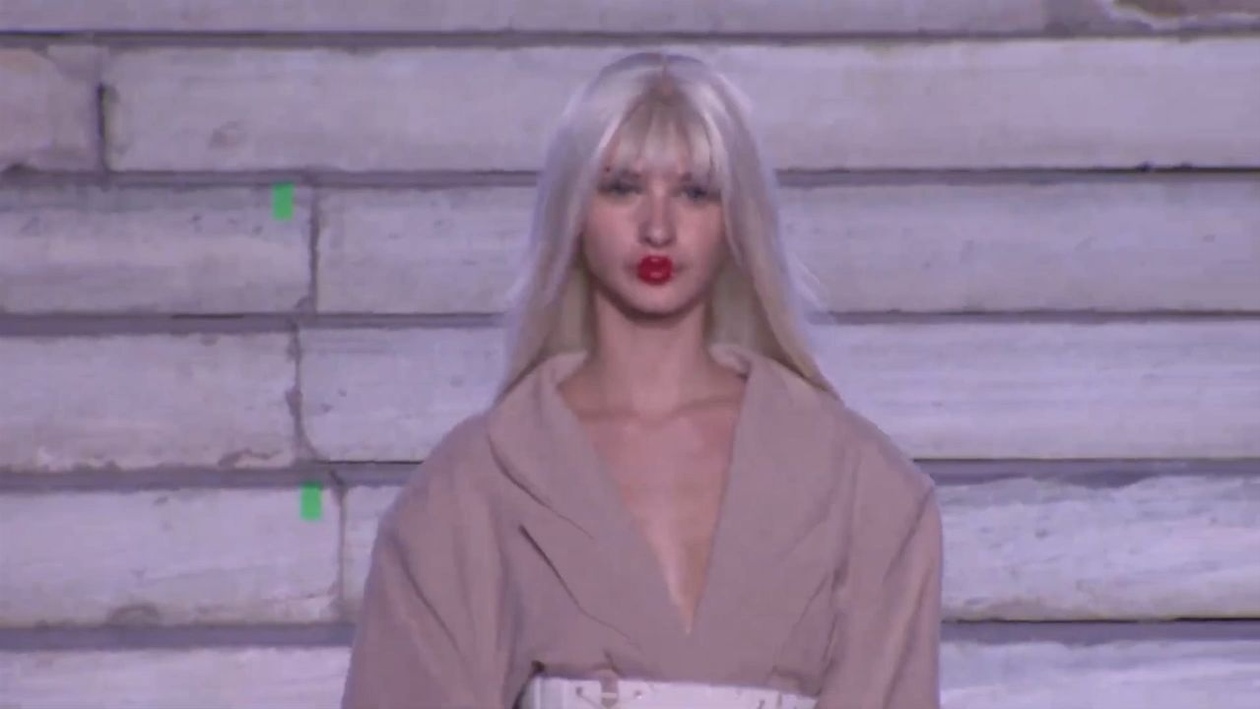 Η μεταμόρφωση της Ελένης στην επίδειξη μόδας του Λάκη Γαβαλά