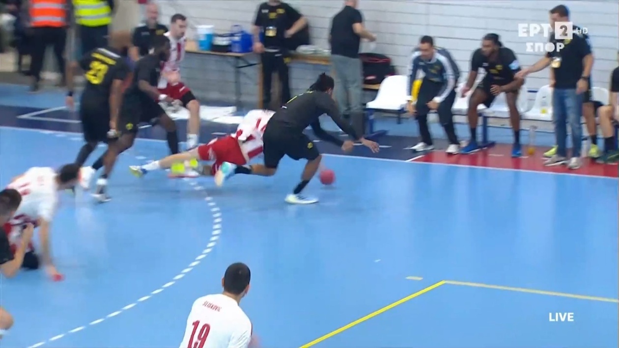 Κρίσιμη απόκρουση στο ΑΕΚ – Ολυμπιακός