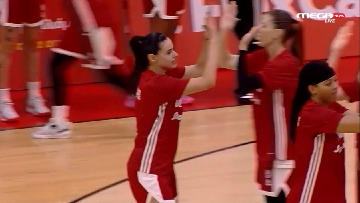 Ο Ολυμπιακός και ο Παναθηναϊκός έκαναν την εμφάνισή τους πριν από τον αγώνα