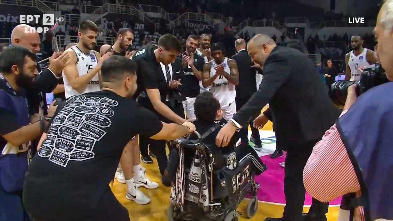 Ο Γιαννάκης πανηγυρίζει μαζί με τους παίκτες μετά τη νίκη επί Περιστερίου