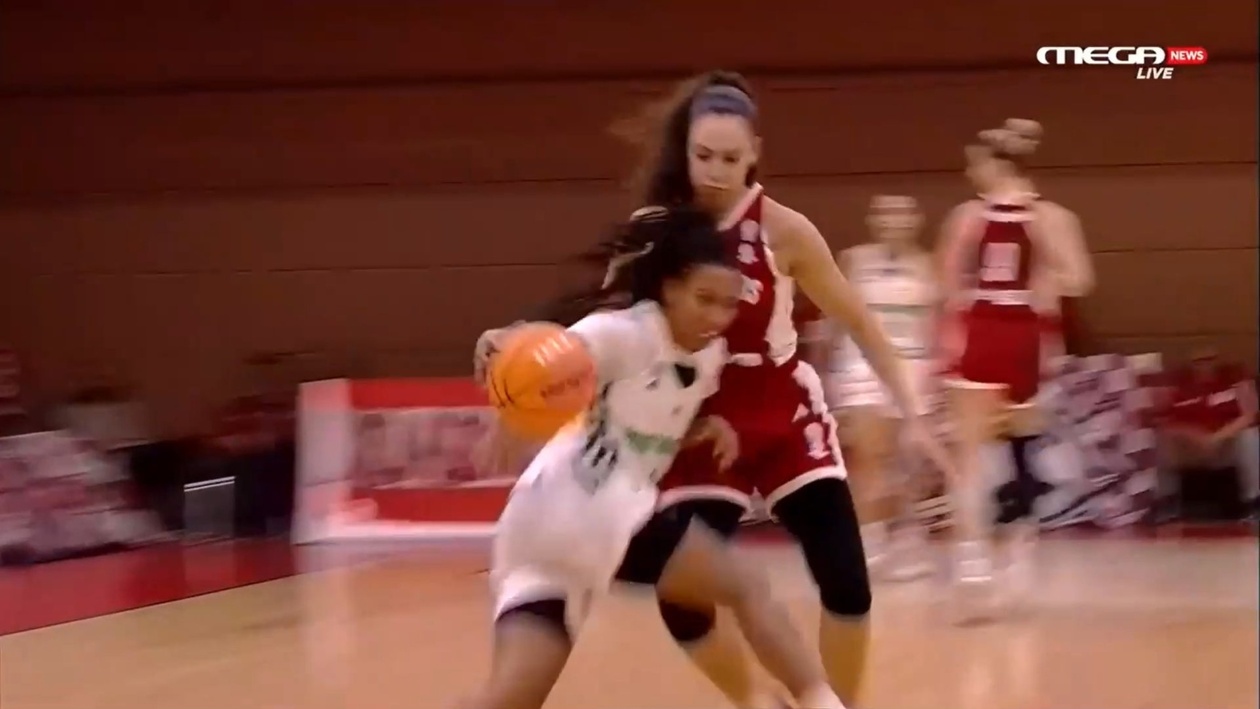 Οι παίκτριες του Ολυμπιακού διαμαρτύρονται για τα φάουλ στην Καρλάφτη και τη Χριστινάκη