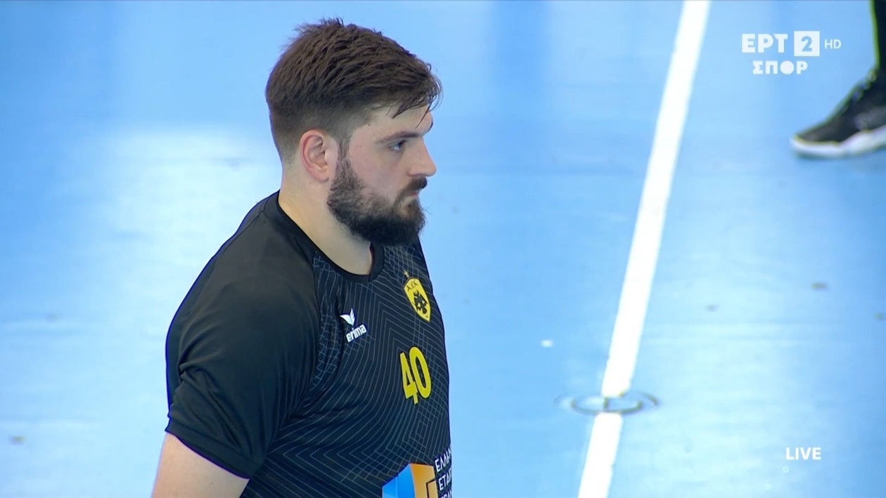 Για να τιμηθεί ο Μάριος Ρουμπής, τηρήθηκε ενός λεπτού σιγή πριν το ντέρμπι ΑΕΚ-Ολυμπιακός