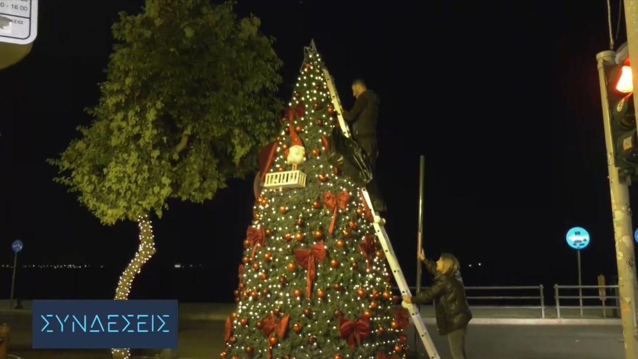 Ένα χριστουγεννιάτικο δέντρο στο κέντρο της Θεσσαλονίκης