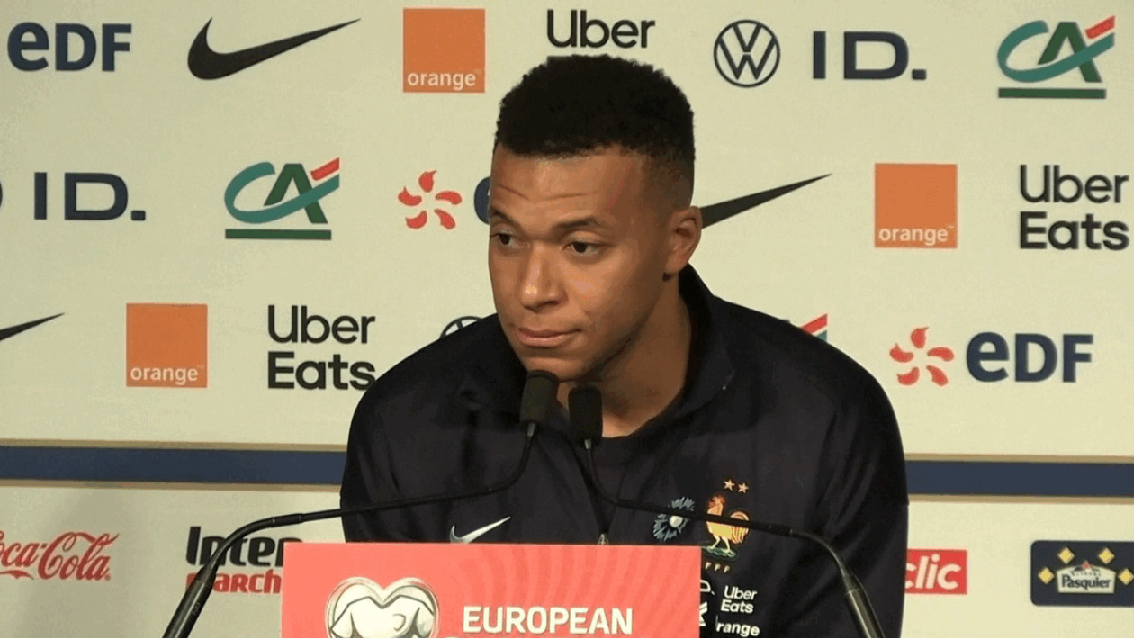 Ο Μπαπέ αποτίνει φόρο τιμής στα θύματα του Παρισιού