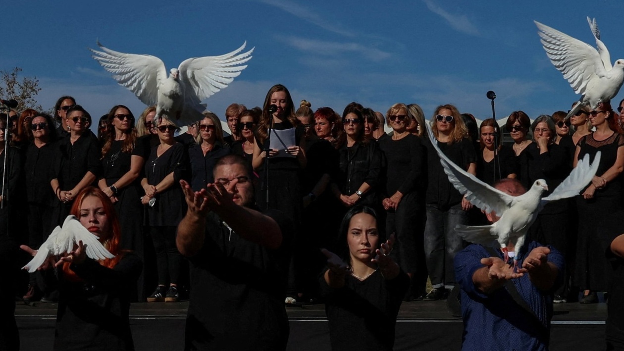 Δεκάδες χιλιάδες διαδηλωτές στο Νόβι Σαντ τίμησαν την επέτειο της κατάρρευσης της στέγης του σιδηροδρομικού σταθμού