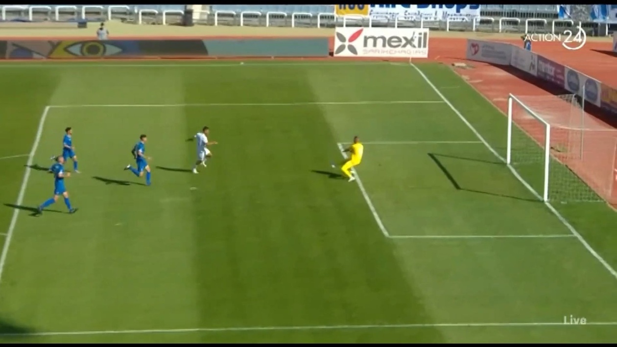 Μια καθοριστική απόκρουση του Γκαραβέλη στο παιχνίδι Ηρακλής Νίκη Βόλου