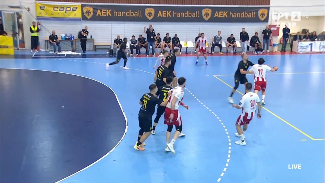 Ο Κουν αποβλήθηκε στον αγώνα ΑΕΚ–Ολυμπιακός επειδή χτύπησε στο πρόσωπο τον Σάβα