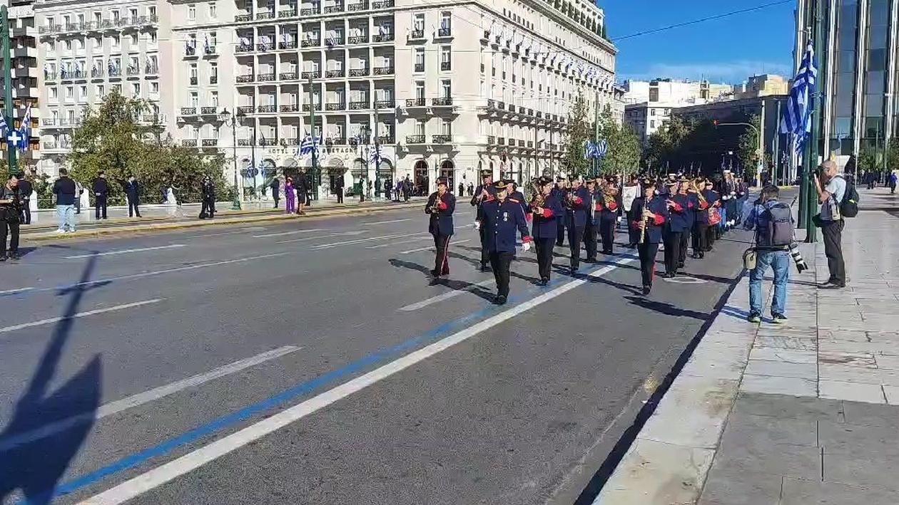 Η μπάντα της πυροσβεστικής στη πλατεία Συντάγματος για την παρέλαση της 28ης Οκτωβρίου
