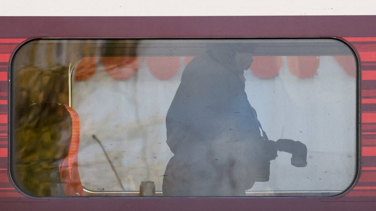 Ένας Βρετανός άνδρας κατηγορείται ότι τραυμάτισε με μαχαίρι πολλούς επιβάτες σε τρένο και δεν ήταν γνωστός στις υπηρεσίες ασφαλείας