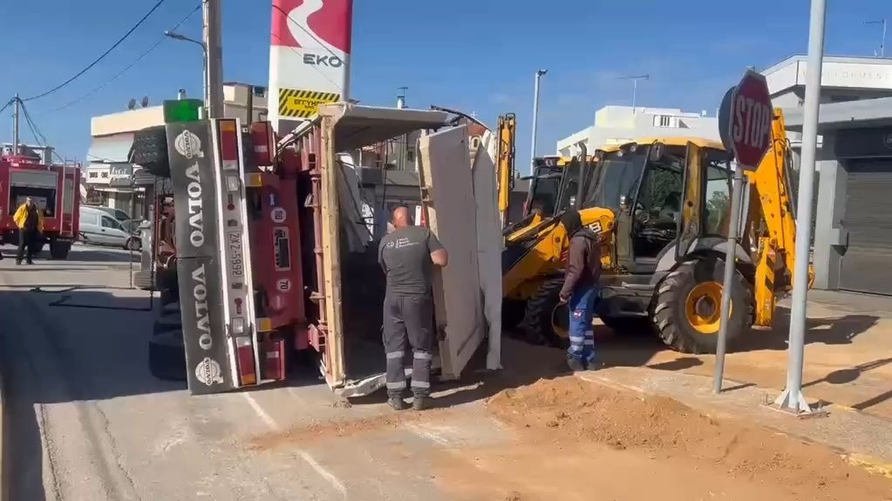 Μία νταλίκα ανετράπη στα Βλάχικα της Βάρης