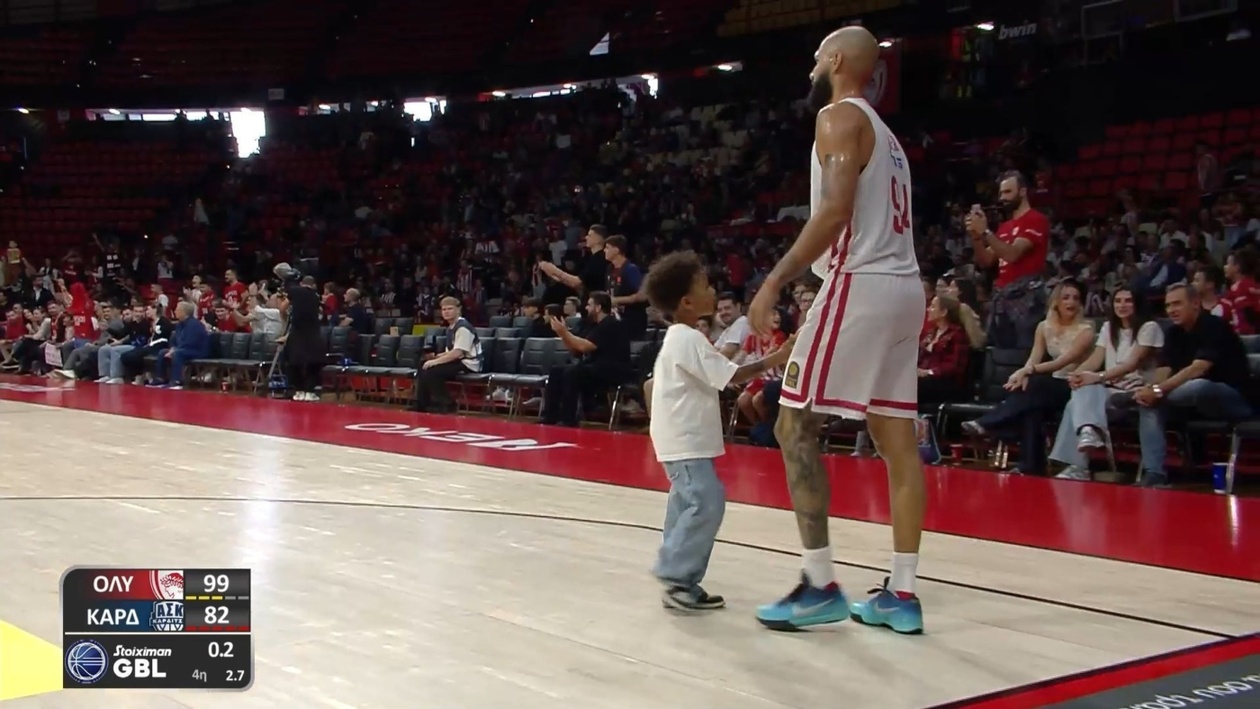 Μια απρόσμενη στιγμή στο γήπεδο — ένας μικρός επισκέπτης