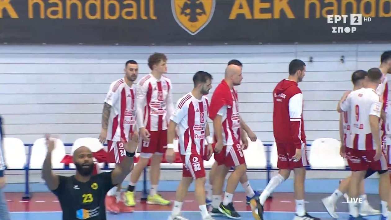 Η ΑΕΚ απηύθυνε έκκληση προς τους οπαδούς, ενώ οι ερυθρόλευκοι αποχώρησαν