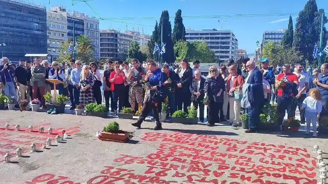 Μια κατάθεση λουλουδιών στο Σύνταγμα για τα θύματα των Τεμπών