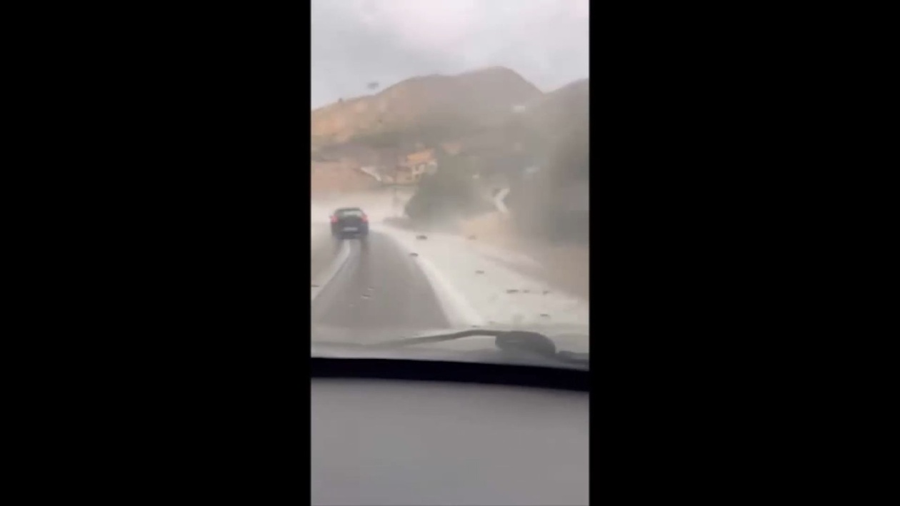 Ισχυρές βροχοπτώσεις στην Κρήτη συνοδεύτηκαν από χαλάζι στον Βόρειο Οδικό Άξονα