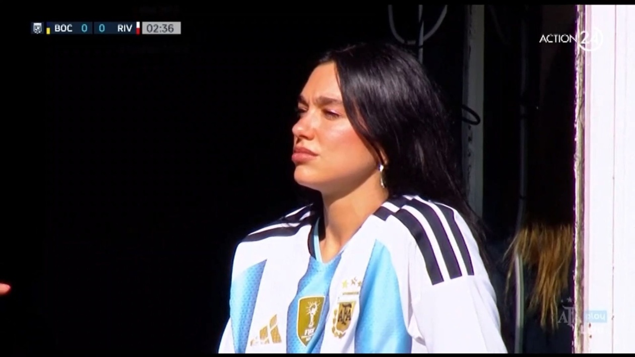 Η Dua Lipa φορούσε τη φανέλα της Αργεντινής και παρακολούθησε το σούπερ ντέρμπι