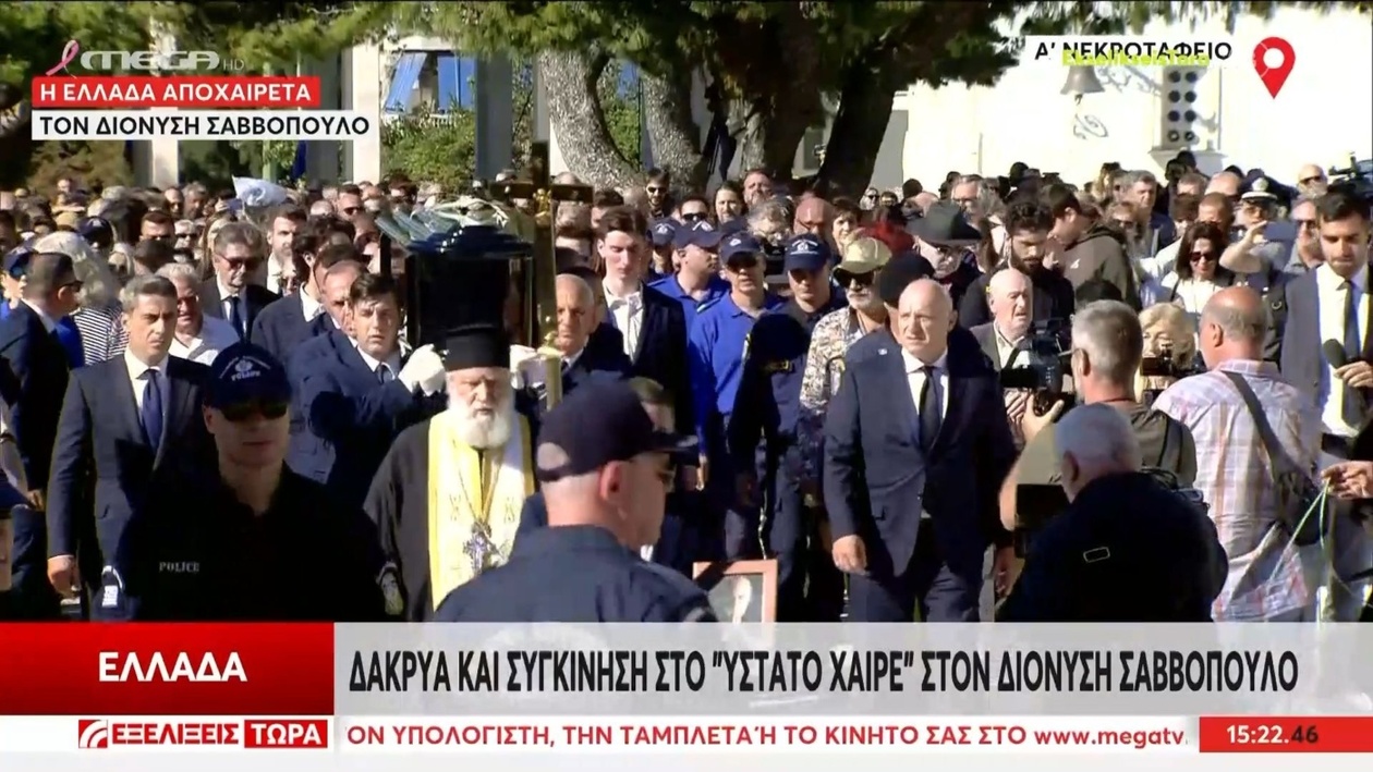 Η μεταφορά της σορού του Διονύση Σαββόπουλου στο Α’ νεκροταφείο