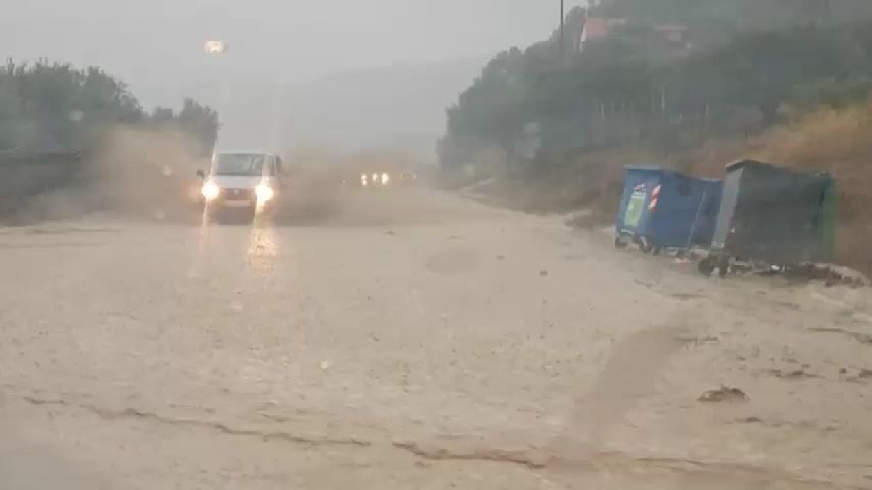 Μια σφοδρή βροχόπτωση πλημμύρισε το οδικό δίκτυο του Ηρακλείου