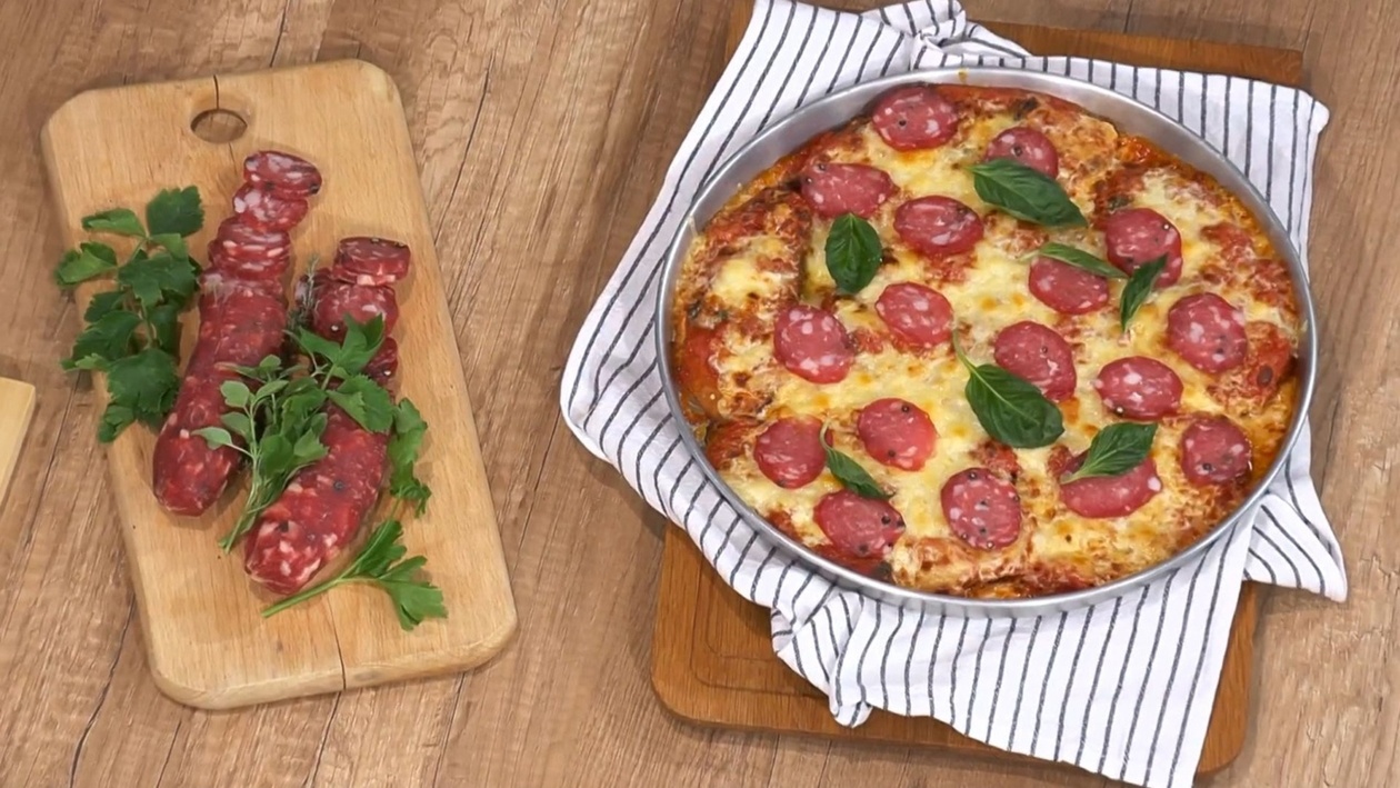 Μια μερίδα καπίρα με σάλτσα ντομάτας και σαλάμι Λευκάδας