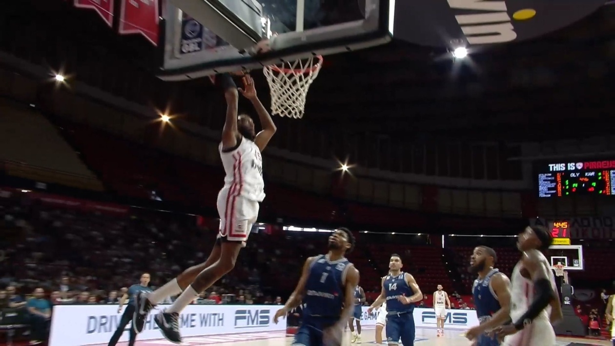 Ο Ολυμπιακός παρουσίασε εντυπωσιακό alley-oop — ο Νιλικίνα και ο Χολ ενώνουν δυνάμεις