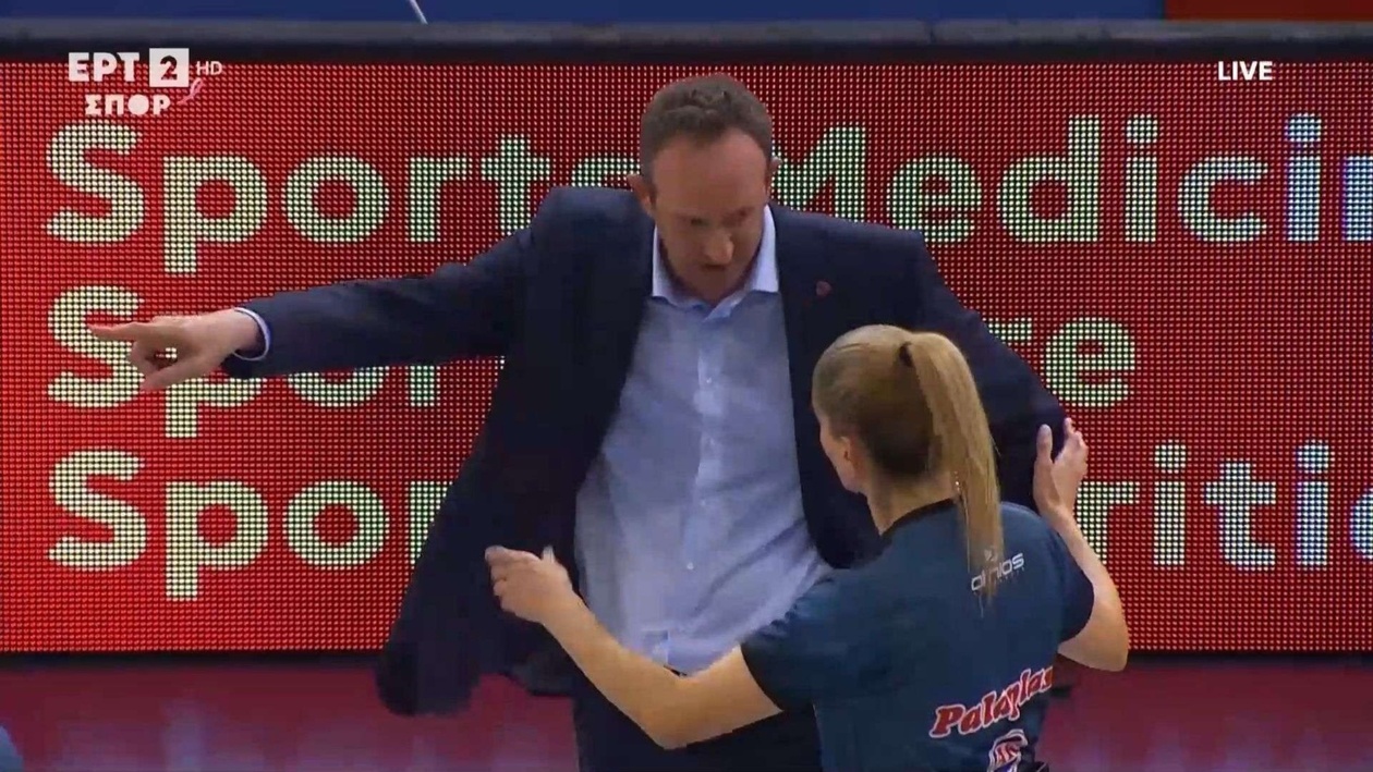 Η συνομιλία Χουγκάζ με τους διαιτητές στο τέλος του ημιχρόνου