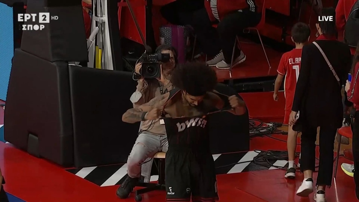Ο παίκτης Ουόρντ έσκισε τη φανέλα του στον αγώνα Ολυμπιακός – Ηρακλής
