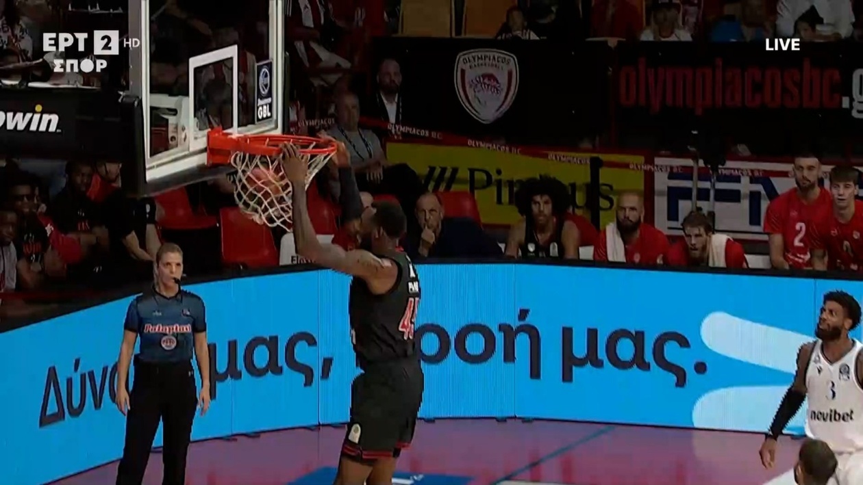 Το σόου καρφωμάτων του Ντόντα Χολ στο πρώτο ημίχρονο για τον Ολυμπιακό