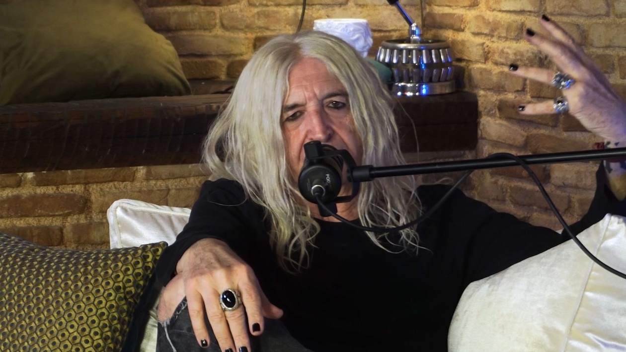 Ο Νίκος Καρβέλας για την πρώτη του σύνθεση: μπορεί να συνθέσει χωρίς πιάνο