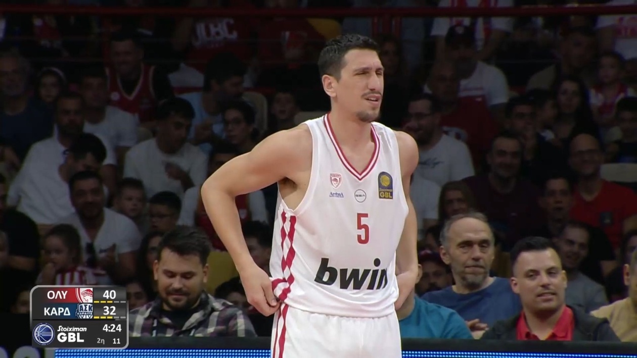 Ολυμπιακός: το τρίποντο του Λαρεντζάκη προκάλεσε επευφημίες