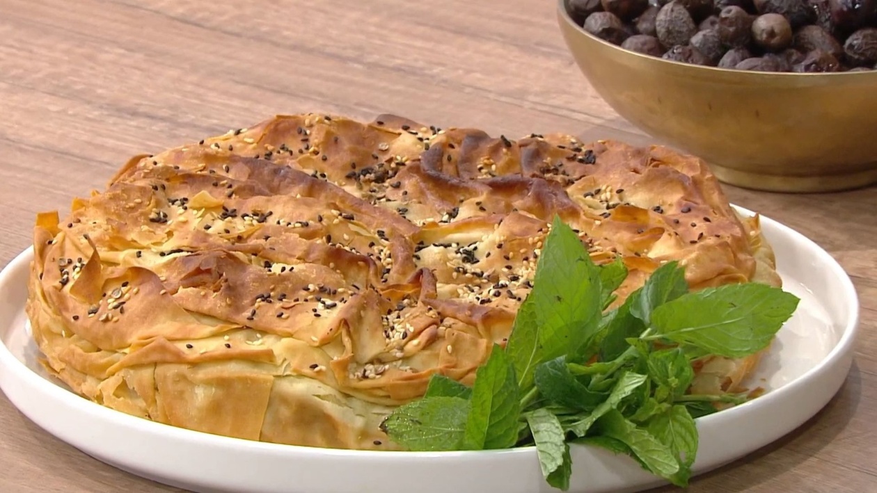 Μια πατατοελιόπιτα με χωριάτικο φύλλο