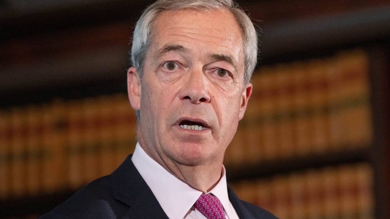 Ο Nigel Farage απειλεί την κυβέρνηση Starmer