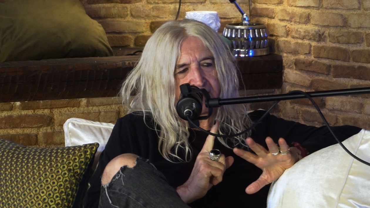 Ο Νίκος Καρβέλας αφηγείται την πορεία του προς τη νομική σχολή