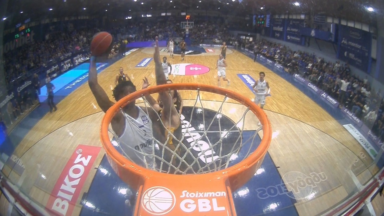 Το θεαματικό κάρφωμα του Σμιθ στον Κατσίβελη