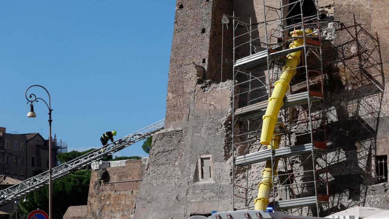 Ένας εργαζόμενος τραυματίστηκε σοβαρά όταν τμήμα του πύργου στη Ρώμη κατέρρευσε