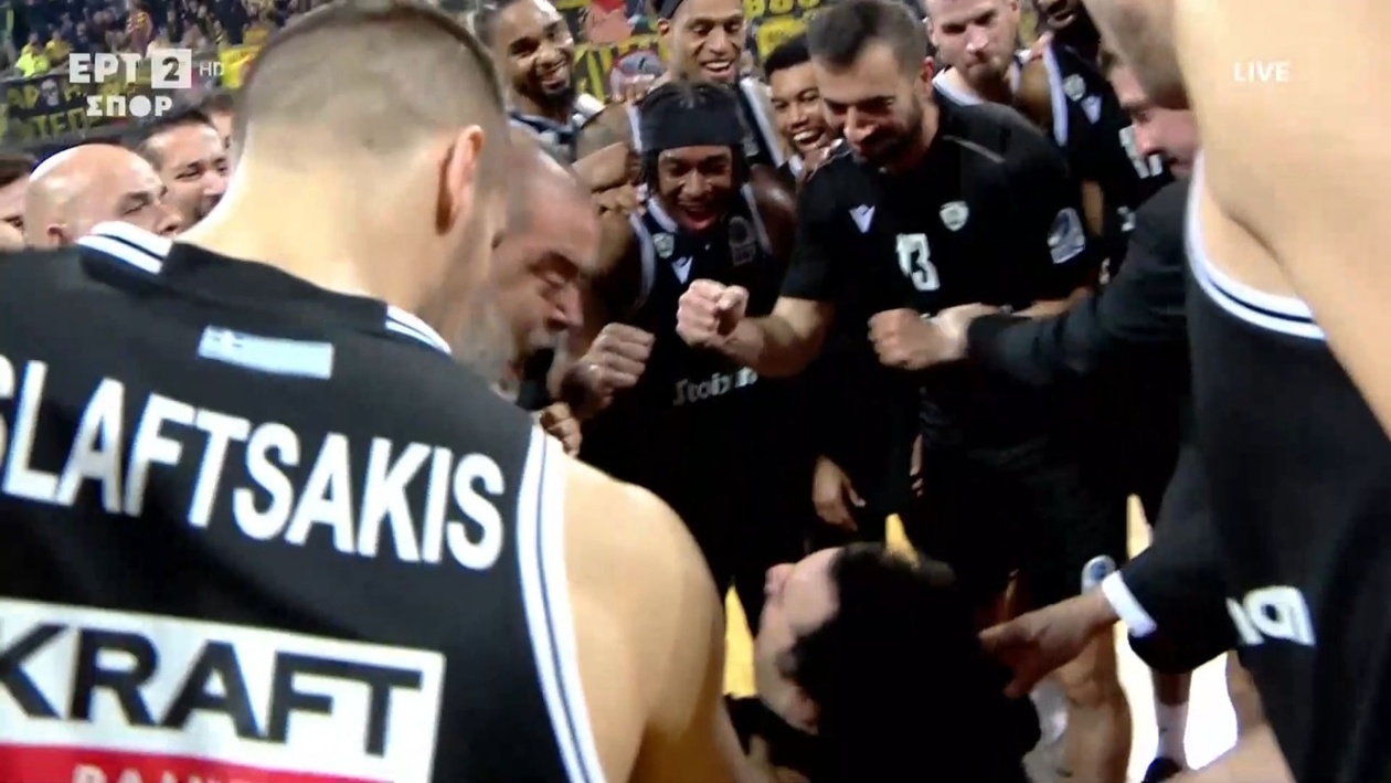 Η στιγμή των πανηγυρισμών των παικτών του ΠΑΟΚ γύρω από τον Γιαννάκη