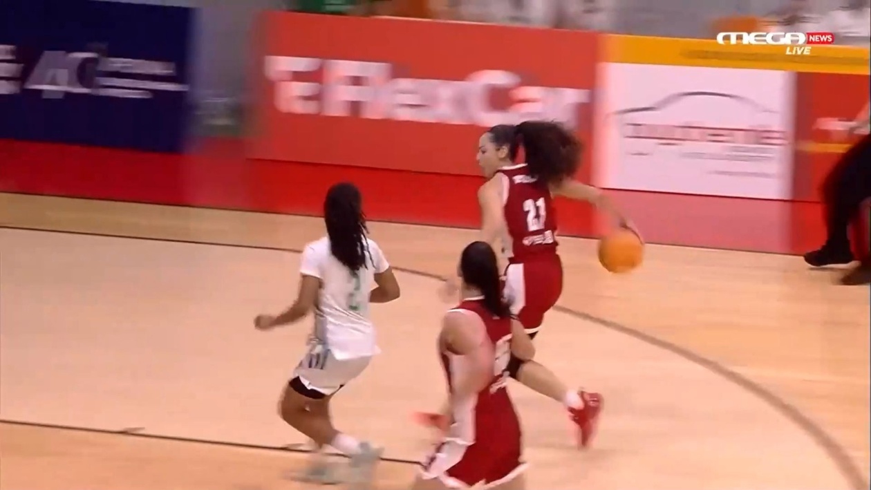 Ασίστ πίσω από την πλάτη της Χριστινάκη στον αγώνα του Ολυμπιακού