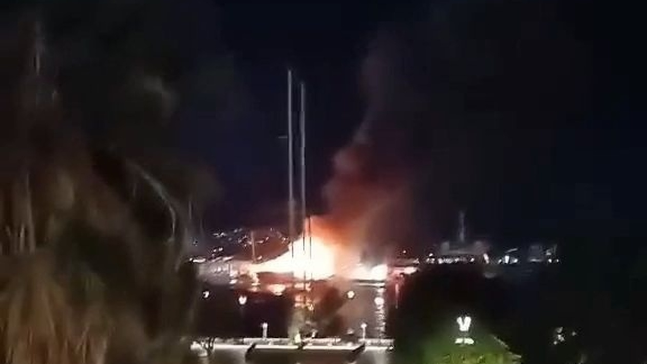 Τα πρώτα λίγα λεπτά της φωτιάς σε σκάφη στη Μαρίνα Ζέας στον Πειραιά