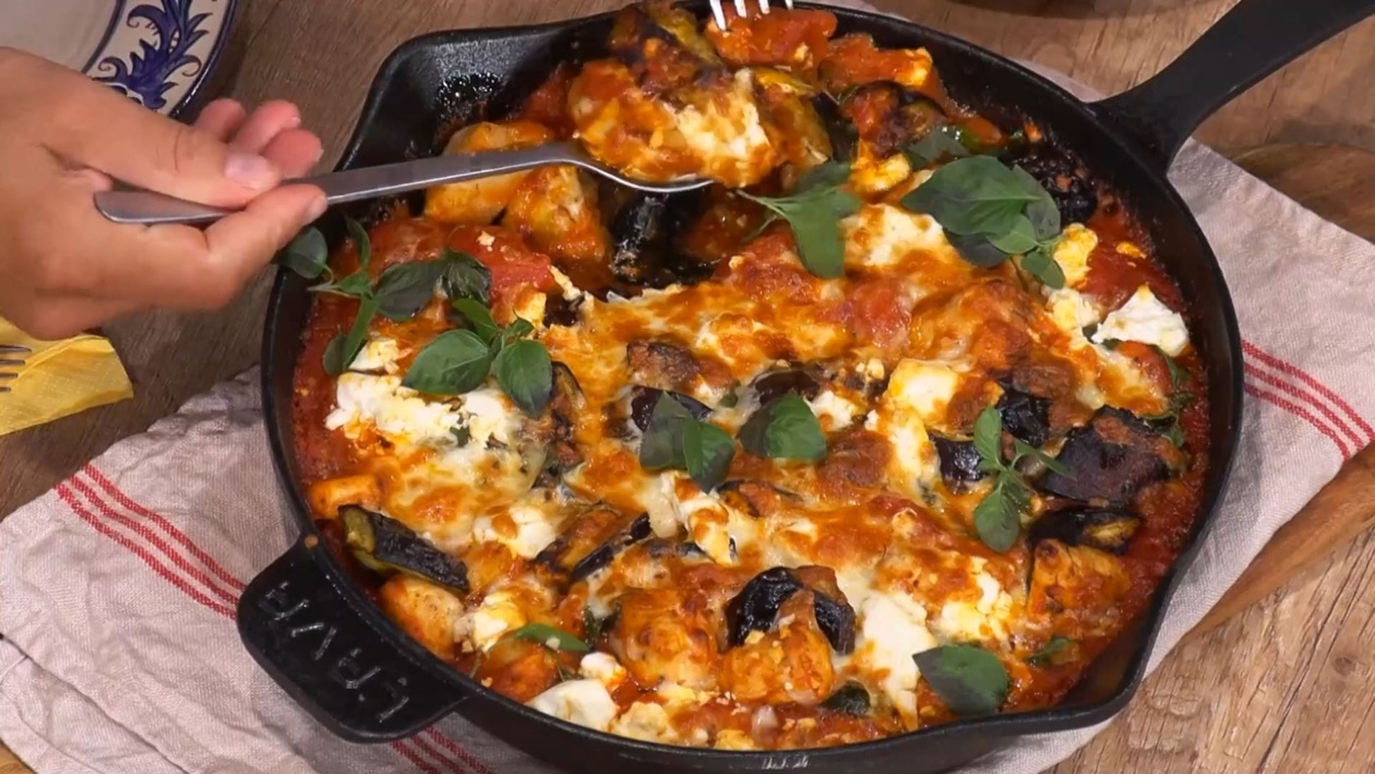 Γαστρονομικές Απολαύσεις: Κοτόπουλο, Μελιτζάνες και Ελληνικά Τυριά σε Ένα Πιάτο