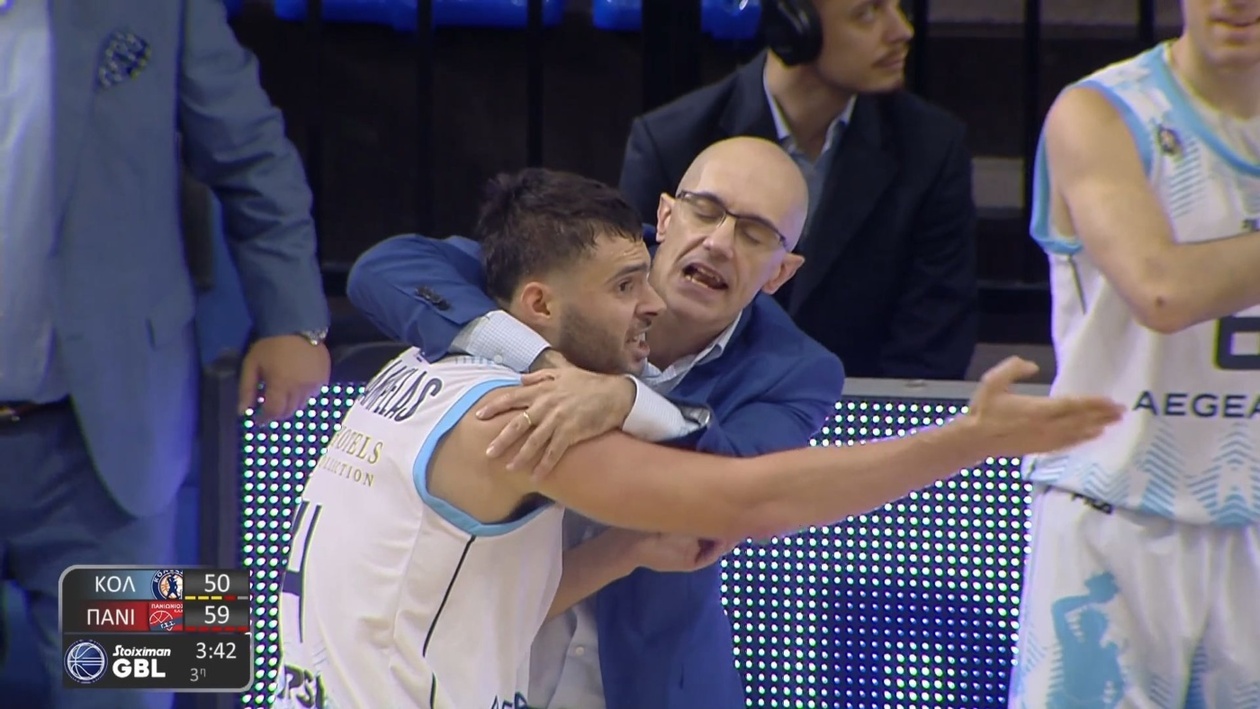 Η έντονη αντίδραση του Καράμπελας στην υπόδειξη των διαιτητών