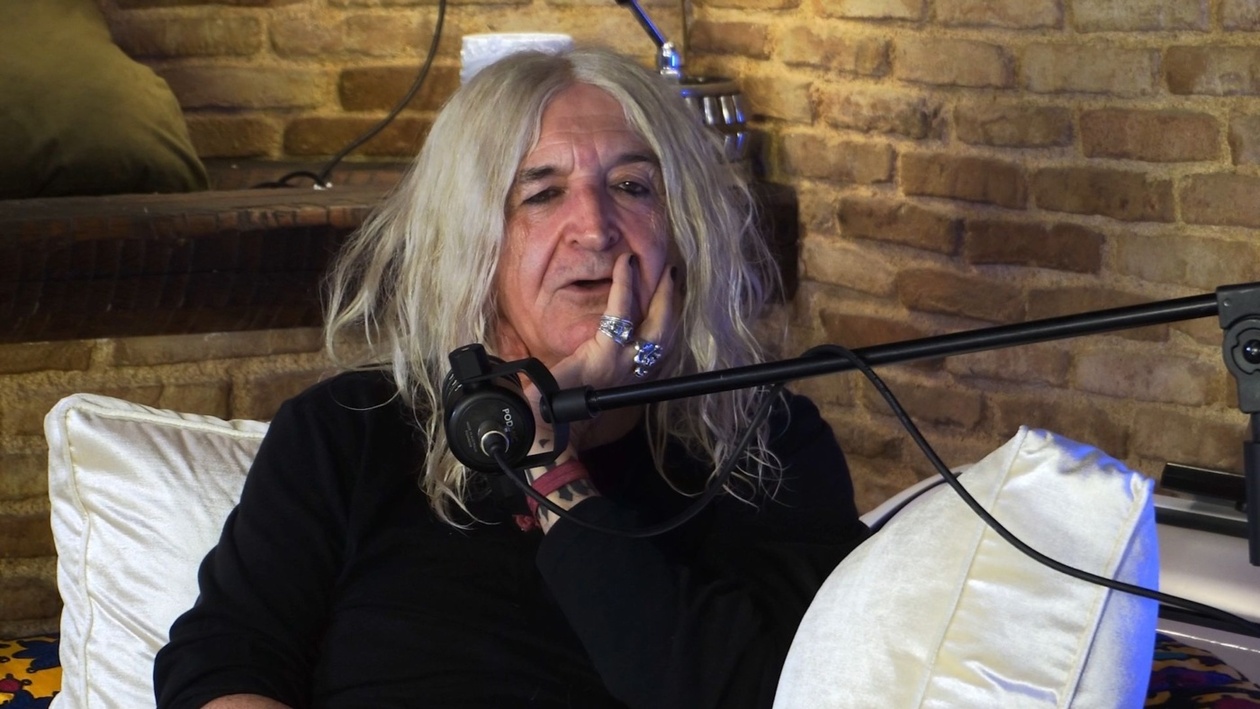 Ο Νίκος Καρβέλας για τη γονεϊκότητα: γιατί πολλοί άνθρωποι επιλέγουν να αποκτήσουν παιδιά