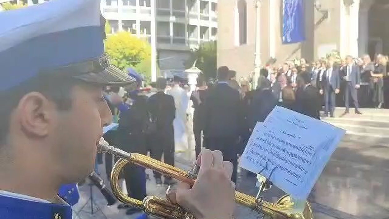 Η πομπή προς το Α’ Νεκροταφείο ξεκίνησε υπό τους ήχους της «Συννεφούλας»