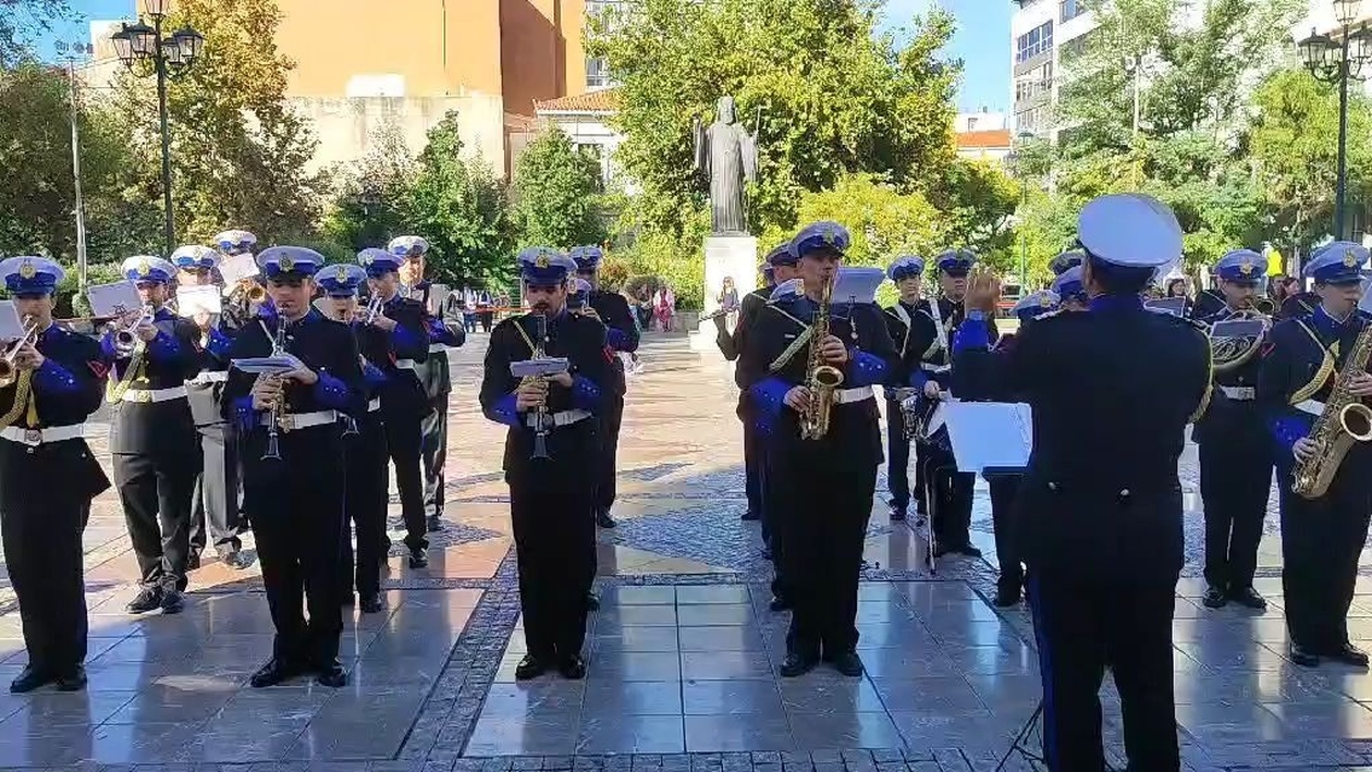 Η κηδεία του Δ. Σαββόπουλου με πένθιμα εμβατήρια από την μπάντα του Πολεμικού Ναυτικού