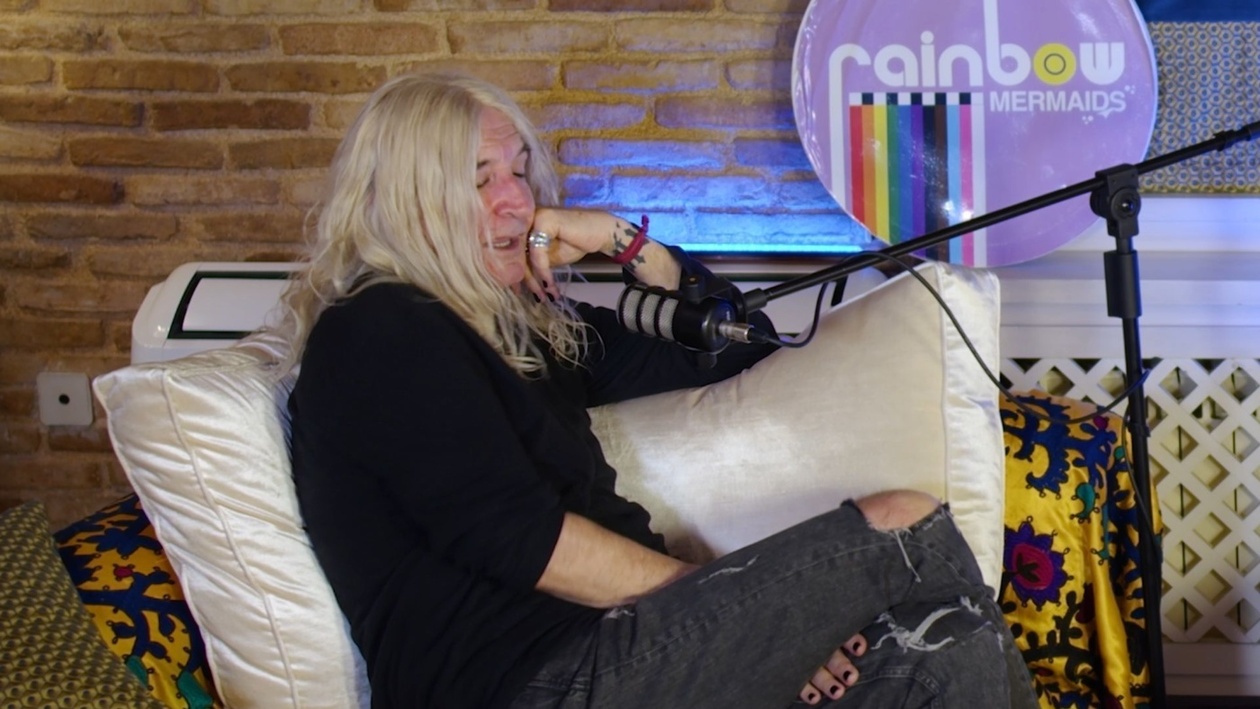 Ο Νίκος Καρβέλας μιλά για τις σχέσεις μεταξύ ανδρών και γυναικών