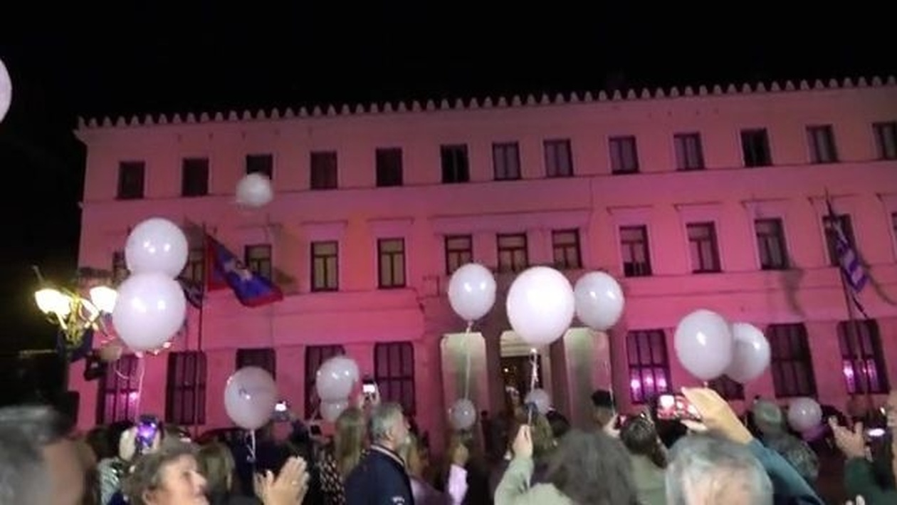 Η φωταγώγηση του δημαρχείου Αθηνών για τον καρκίνο του μαστού