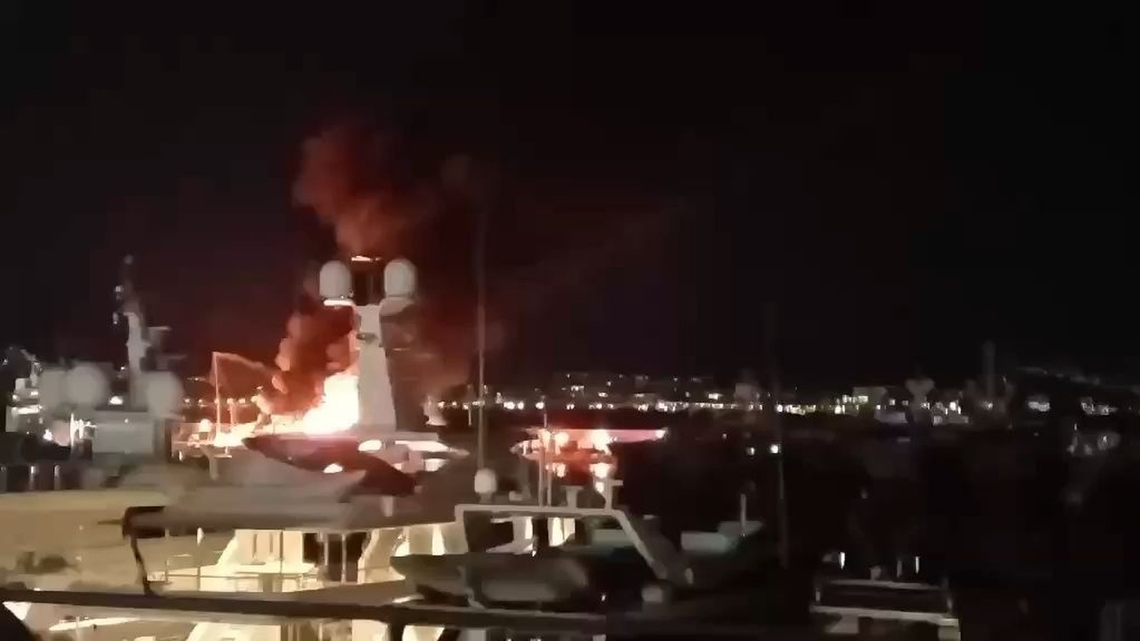 Στη Μαρίνα Ζέας ξέσπασε φωτιά