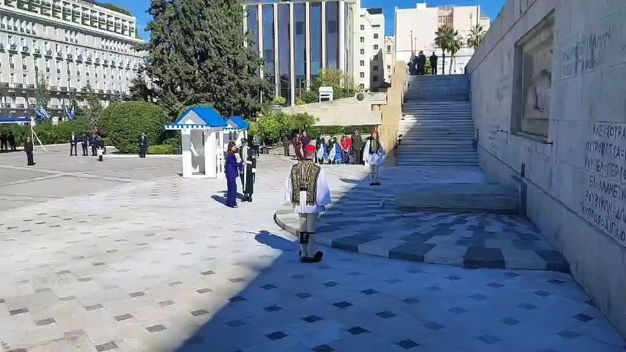 Η Σοφία Ζαχαράκη κατέθεσε στεφάνι στο μνημείο του αγνώστου στρατιώτη