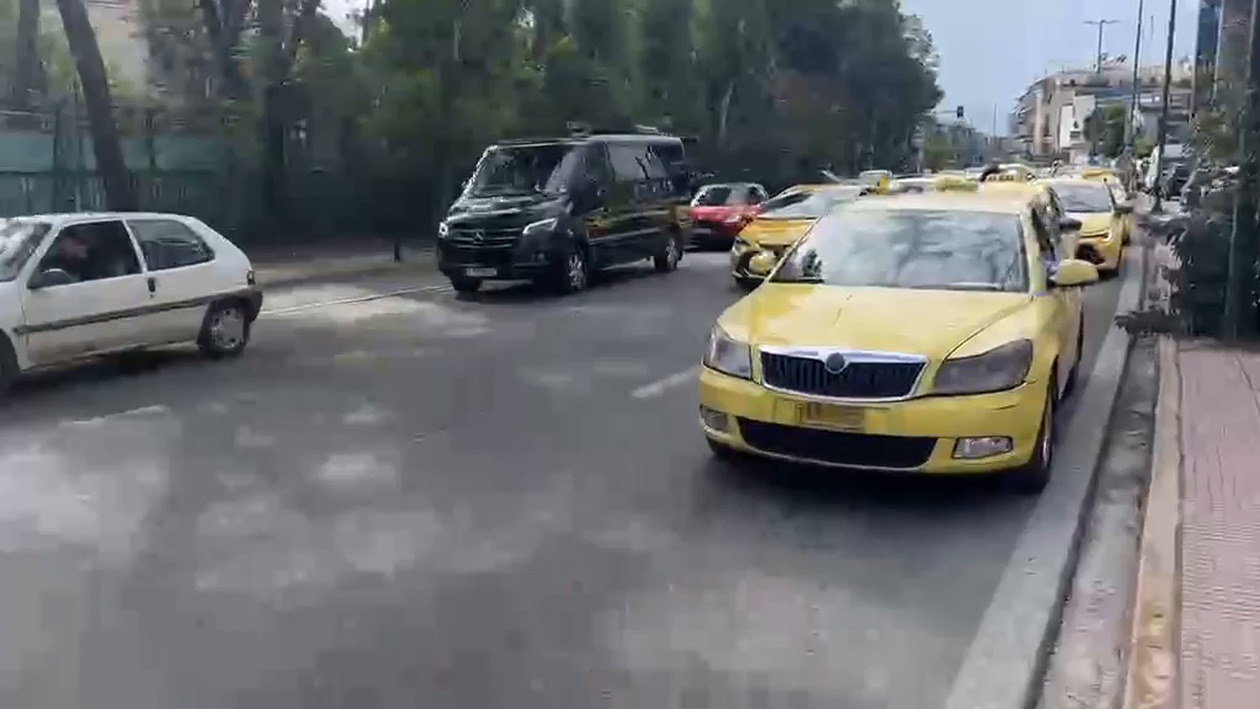 Μια πορεία οδηγών ταξί βρίσκεται σε εξέλιξη